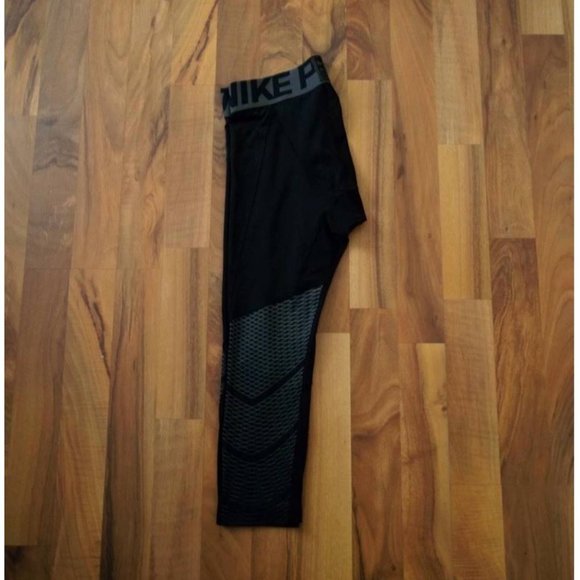 Boy’s Nike Pro Gamme Hypercool ¾ Length Leggings Size XLarge - Picture 1 of 14
